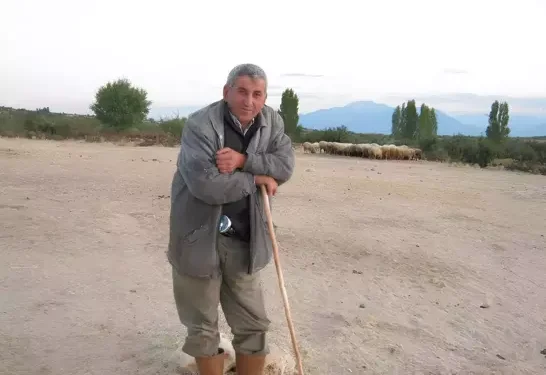 Kayıp çift, devrilen traktörün altında ölü bulundu