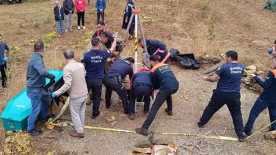 Kayıp kadının cesedi su kuyusunda bulundu Manisa'nın Salihli ilçesinde dün akşam saatlerinden itibaren kendisinden haber alınamayan