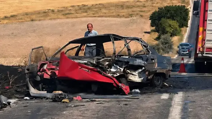 Kaza sonrası yanan araçta can verdi Afyonkarahisar'ın Emirdağ ilçesinde kafa kafaya çarpışan iki otomobilden biri alev aldı. Yanan