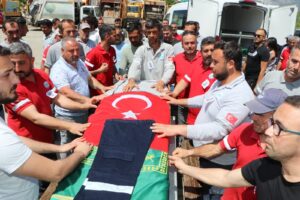 Aydın’ın Söke ilçesinde, yol kenarındaki çöpleri toplamak için çöp kamyonundan