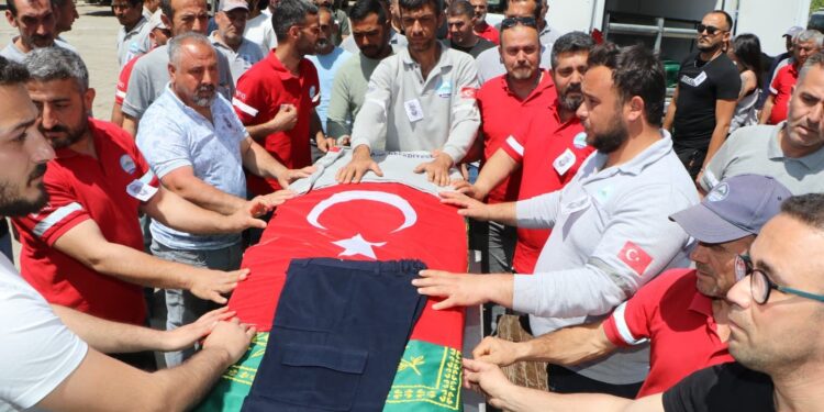 Kazada ölen temizlik işçisi son yolculuğuna uğurlandı (4)