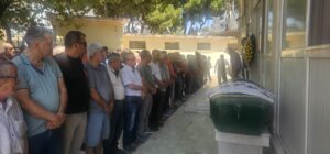 Aydın’ın Söke İlçesinde geçirdiği trafik kazasından 14 gün sonra tedavi gördüğü hastanede hayata gözlerini yuman spor lisesi öğrencisi Ayyüce Naz Polat, gözyaşları arasından son yolculuğuna uğurlandı.