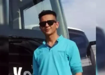 Kendisini uyaran garsonu göğsünden bıçakladı