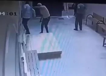 Kendisini uyaran müezzini bıçakladı