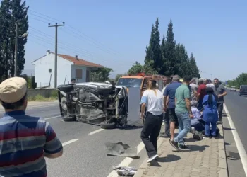 Kırmızı ışıkta bekleyen otomobile çarptı 4 yaralı