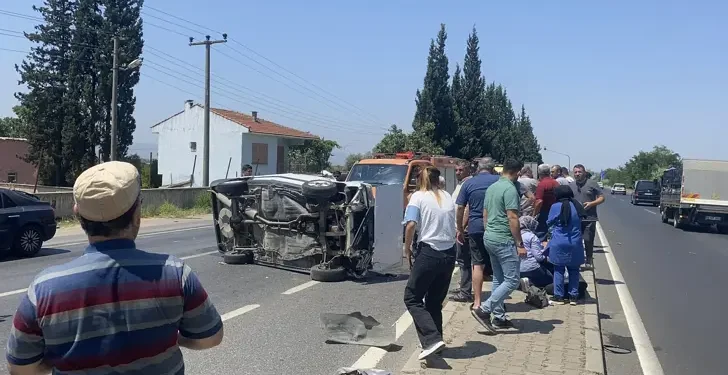 Kırmızı ışıkta bekleyen otomobile çarptı 4 yaralı