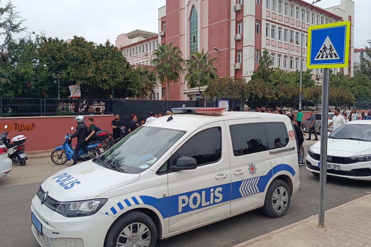 Kiz ogrenci sinif arkadasini bicakladi