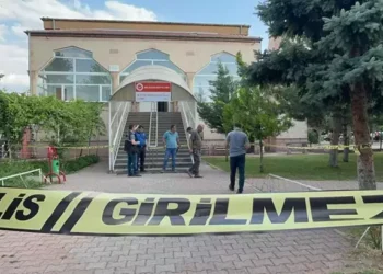 Komşusunu camide namaz kılarken bıçakla öldürdü