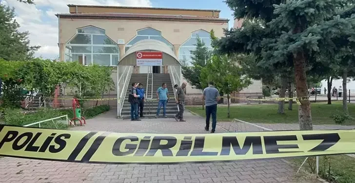 Komşusunu camide namaz kılarken bıçakla öldürdü
