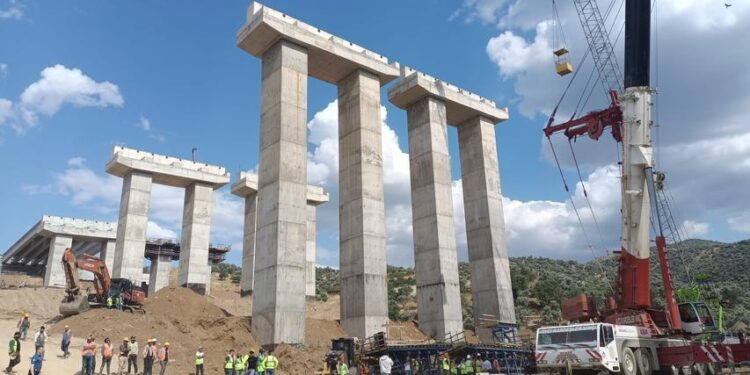 Köprü ayağında aşağı düşen işçi hayatını kaybetti