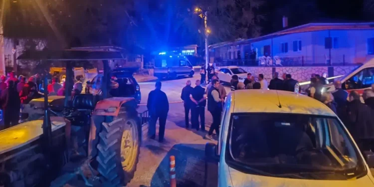 Köy meydanında 2 arkadaşını av tüfeğiyle öldürdü