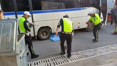 Manisa'nın Salihli ilçesinde 63 yaşındaki şüphelinin kullandığı işçi servis minibüsü,
