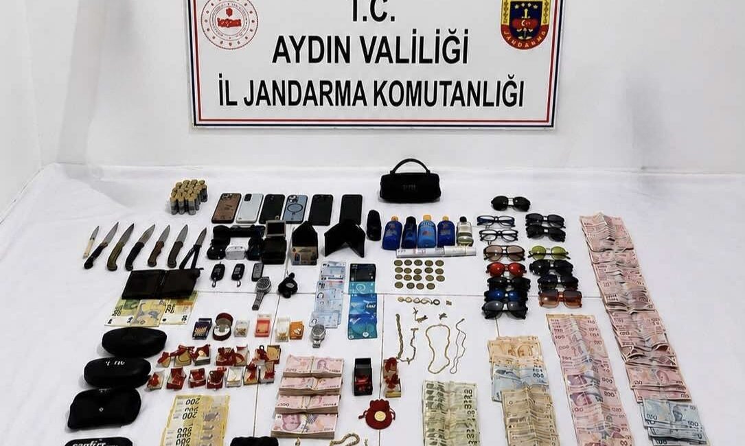 Kuşadası sahilinde seri hırsızlık şüphelisi suçüstü yakalandı Aydın'ın Kuşadası ilçesinde sahil hattında yaşanan hırsızlık olaylarına yönelik çalışma