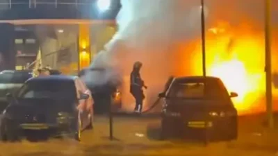 Kuşadası’nda 2 otomobil galeride kundaklandı Aydın’ın Kuşadası ilçesinde, otomobil galerisinin önünde park halinde olan 2