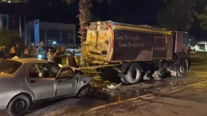 Kuşadası’nda belediye temizlik aracına çarpan sürücü öldü Kuşadası’nda belediye temizlik aracına çarpan sürücü öldü