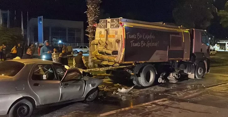 Kuşadası’nda belediye temizlik aracına çarpan sürücü öldü