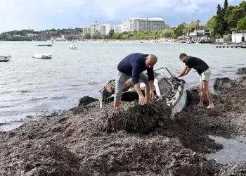 Kuşadası’nda fırtına tekneler karaya oturdu