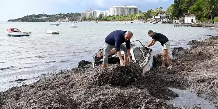 Kuşadası’nda fırtına tekneler karaya oturdu