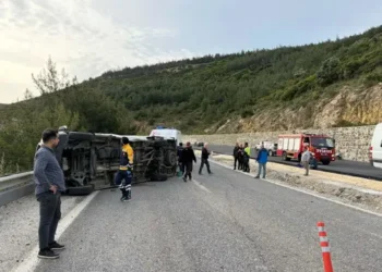 Kuşadası'nda otomobil ile minibüs çarpıştı 12 yaralı