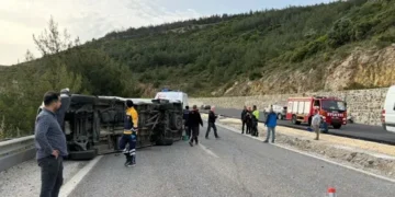Kuşadası'nda otomobil ile minibüs çarpıştı 12 yaralı