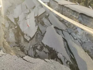 Kuşadası’nda, tarla kazısında yol çöktü