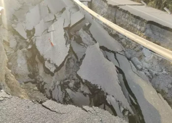 Kuşadası’nda, tarla kazısında yol çöktü