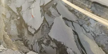 Kuşadası’nda, tarla kazısında yol çöktü