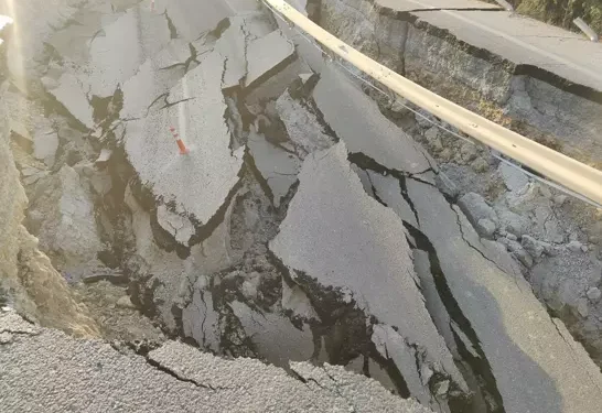 Kuşadası’nda, tarla kazısında yol çöktü