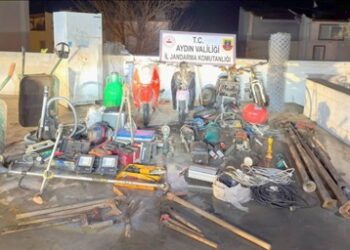 Kuşadası’nı sel vurdu, hırsız evleri soydu