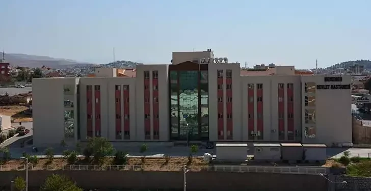 Lise öğrencisi babasını öldürüp, annesini yaraladı