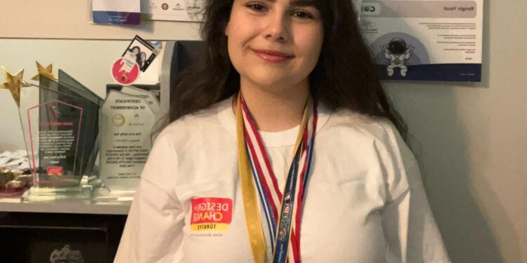 Lisesi öğrencisi Rengin’den Uluslararası bilim başarısı (1)
