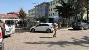 Şanlıurfa‘nın Siverek ilçesinde, av tüfeğiyle liseye giren bir kişinin rastgele