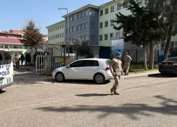 Liseye silahlı saldırı 16 yaralı