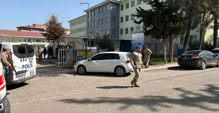 Liseye silahlı saldırı 16 yaralı