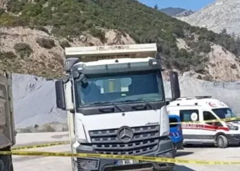 Maden ocağında TIR’ın altında can verdi
