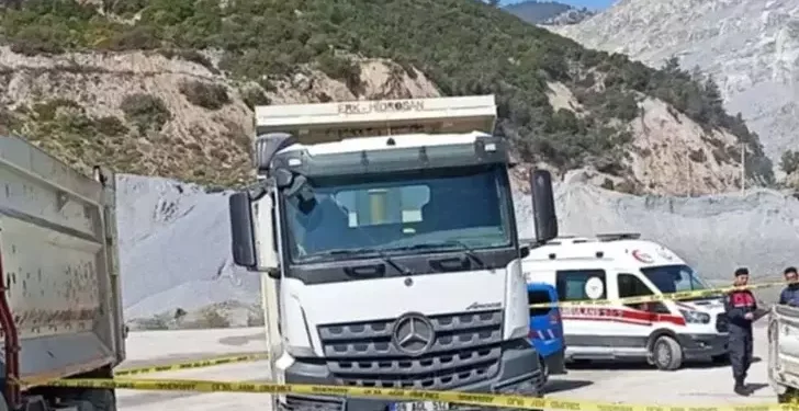 Maden ocağında TIR’ın altında can verdi