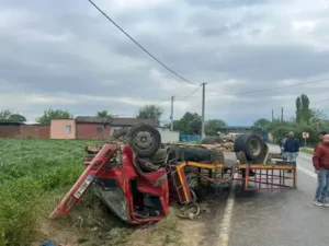 İzmir’in Ödemiş ilçesinde meydana gelen trafik kazasında, otomobile çarpmamak için