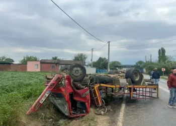 Manevra yapan kamyon devrildi 5 yaralı