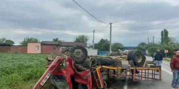 Manevra yapan kamyon devrildi 5 yaralı