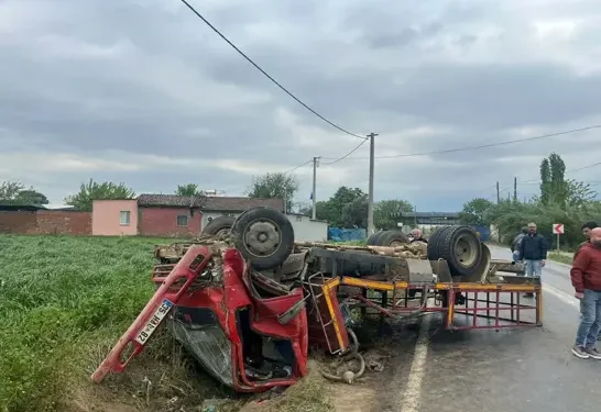 Manevra yapan kamyon devrildi 5 yaralı