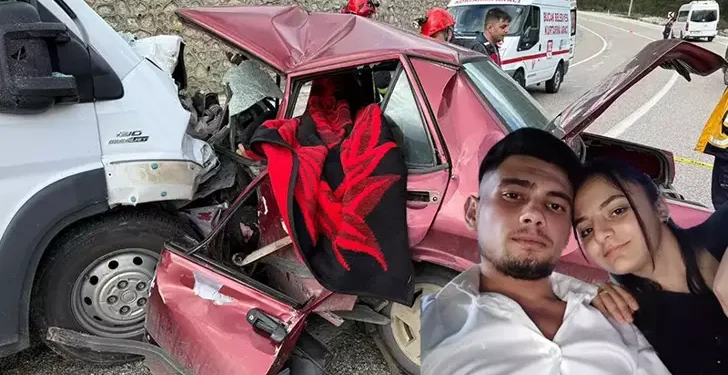 Minibüsle çarpışan otomobilindeki çift öldü