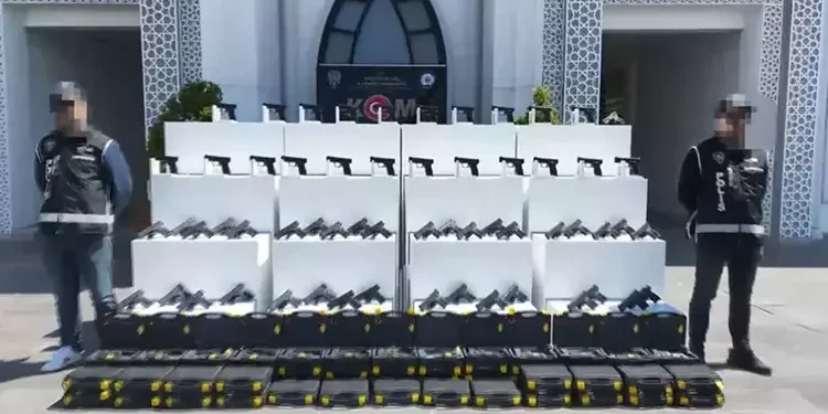 Minibüsten cephanelik çıktı 60 tabanca ele geçirildi (2)