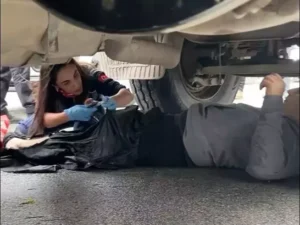 Motosiklet sürücüsü kamyonun altında kaldı