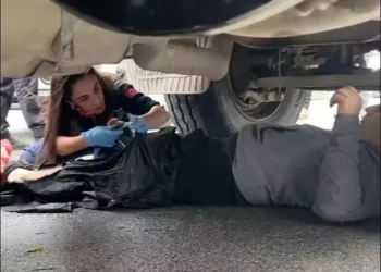 Motosiklet sürücüsü kamyonun altında kaldı