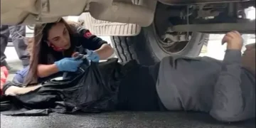 Motosiklet sürücüsü kamyonun altında kaldı