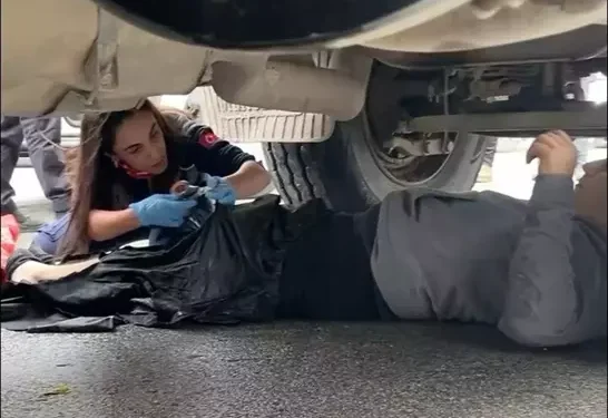 Motosiklet sürücüsü kamyonun altında kaldı