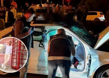 Motosiklet sürücüsü otomobilin üzerine savrulup can verdi