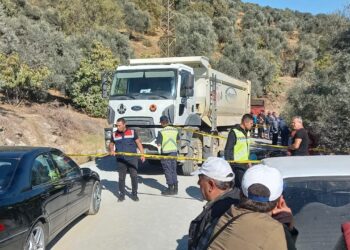 Motosikletle kamyon çarpıştı anneanne ve torunu öldü