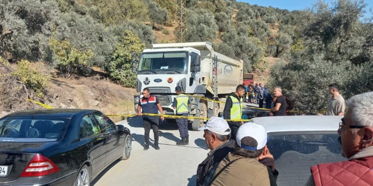 Motosikletle kamyon çarpıştı anneanne ve torunu öldü