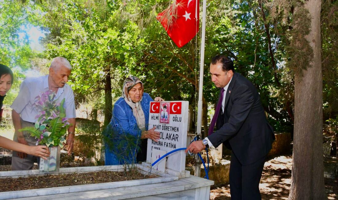 Müdür Türkoğlu, şehit öğretmen Şenol Akar’ın ailesine verdiği sözü tuttu Aydın Aile ve Sosyal Hizmetler İl Müdürü İlkay Türkoğlu, Şırnak'ta
